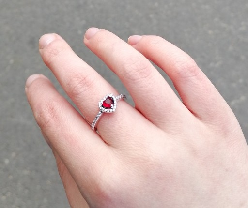 Zdjęcie oferty: Srebrny pierścionek z czerwonym sercem 