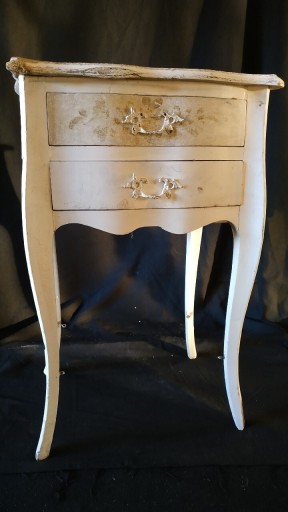 Zdjęcie oferty: Mała biała drewniana stylowa szafka nocna z dusza