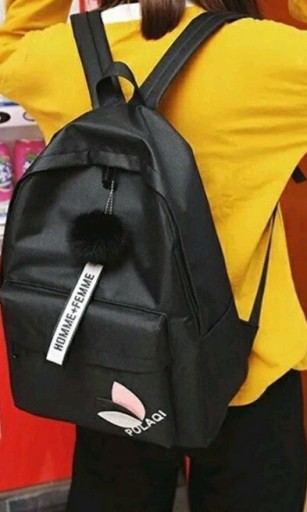 Zdjęcie oferty: Mały czarny plecak jednokomorowy z zawieszką