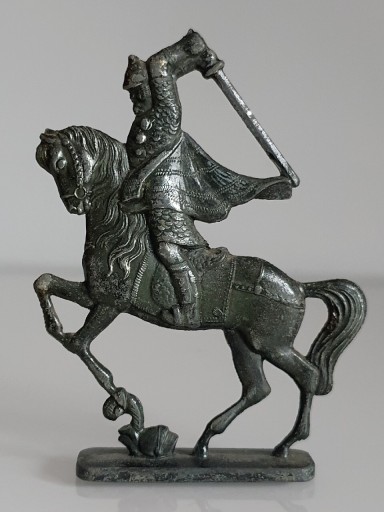 Zdjęcie oferty: Antyczna figurka z motywem rycerza na koniu