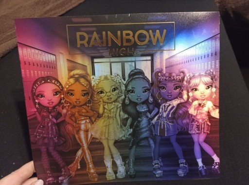 Zdjęcie oferty: Tył pudełka po lalce rainbow high series 4