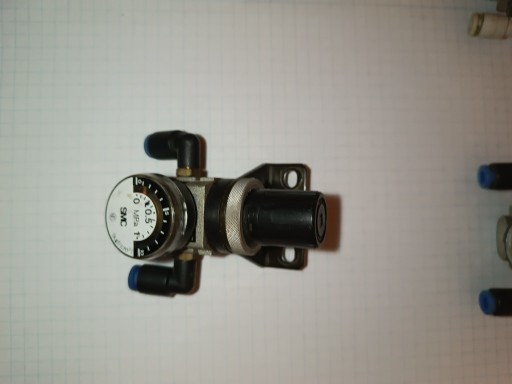 Zdjęcie oferty: Mały reduktor powietrza SMC do 10bar z uchwytem regulowany