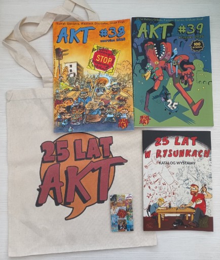 Zdjęcie oferty: AKT - duży zestaw na 25 lat - AKT 38 i 39, pin, torba, katalog