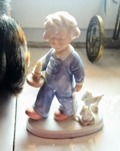 Zdjęcie oferty: Figurka chłopczyk z konikiem i królikiem