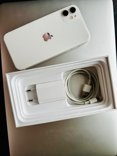 Zdjęcie oferty: iPhone 11 GB/64 GB biały + ładowarka, kabel, etui 