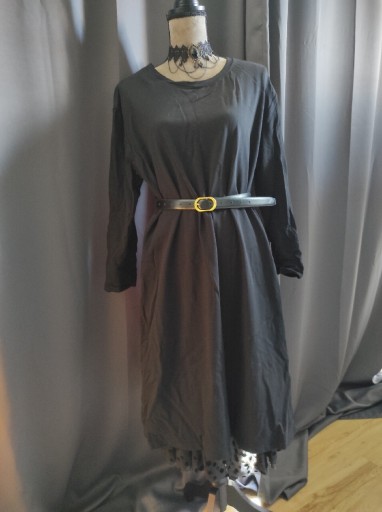 Zdjęcie oferty: Piękna dresowa sukienka z ciekawym rozcięciem uni