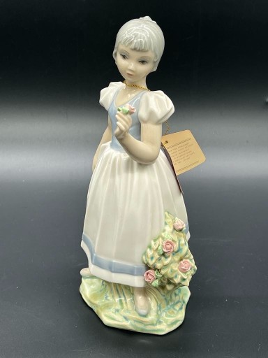 Zdjęcie oferty: Tengra Porcelanowa figurka dziewczyna z różą 