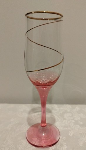 Zdjęcie oferty: Ozdobny różowy kieliszek 