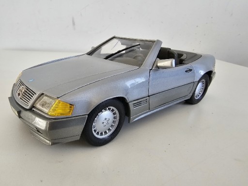 Zdjęcie oferty: Mercedes 500 sl maisto w skali 1/18