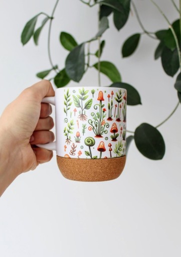 Zdjęcie oferty: Kubek z podstawką i pokrywką,  rysunek roślin i grzybów, doodle 300ml
