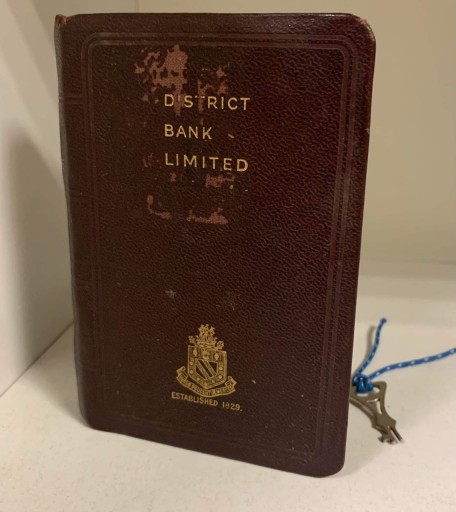 Zdjęcie oferty: Stara skarbonka bankowa książka DISTRICT BANK LTD