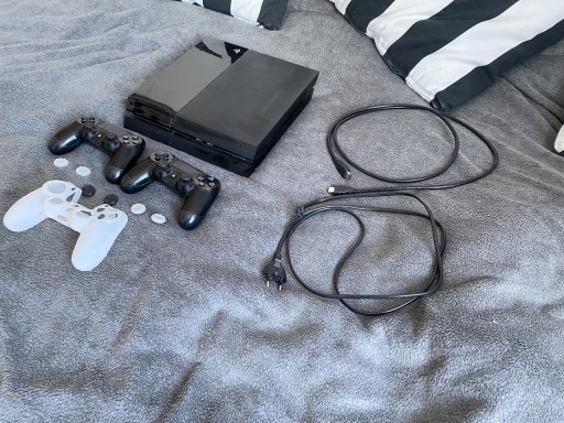 Zdjęcie oferty: konsola Ps4 z dwoma padami