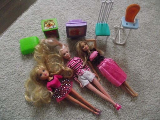 Zdjęcie oferty: Lalki: Barbie ,Sindy, Glimma ,mebelki dla lalek