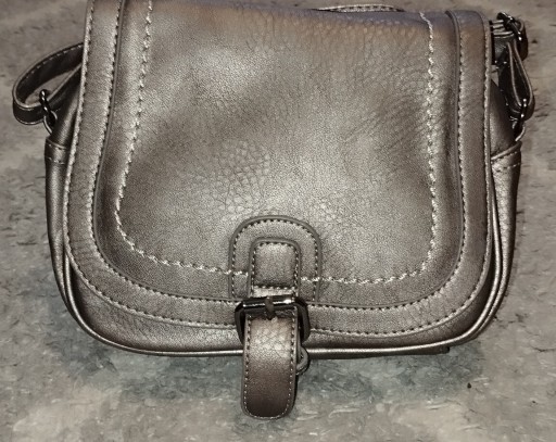 Zdjęcie oferty: Torebka damska szaro srebrna. Kieszeń antykradzieżowa. Regulowany pasek 