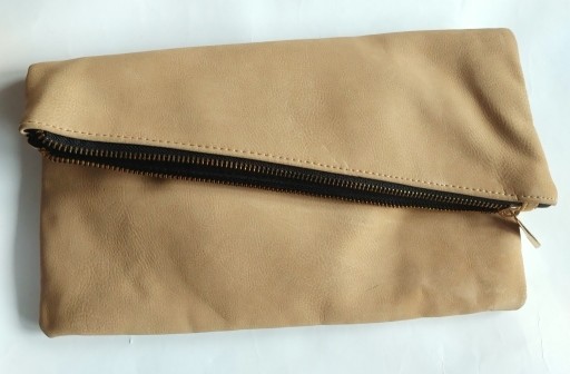 Zdjęcie oferty: Karmelowa kopertówka Asos do ręki