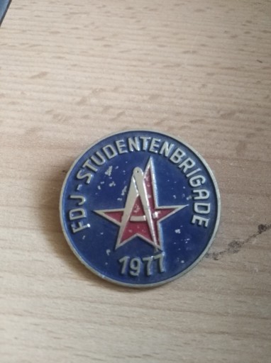 Zdjęcie oferty: FDJ Studentenbrigade odznaka przypinka - 1977 rok