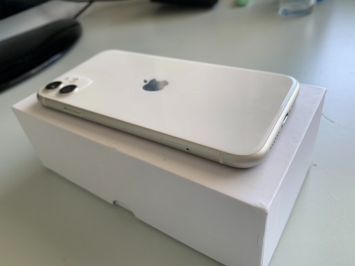 Zdjęcie oferty: Smartfon Apple iPhone 11 4 GB / 128 GB biały