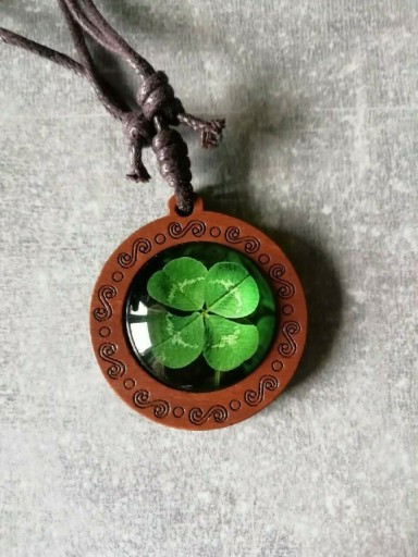Zdjęcie oferty: Drewniany amulet czterolistna koniczynka na rzemyk
