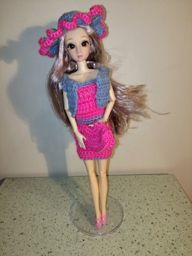 Zdjęcie oferty: Nowa lalka barbie w kreacji wykonanej na szydełku 