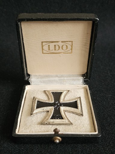Zdjęcie oferty: Krzyż żelazny 1 klasa, sygnowany L/56 w pudełku. 