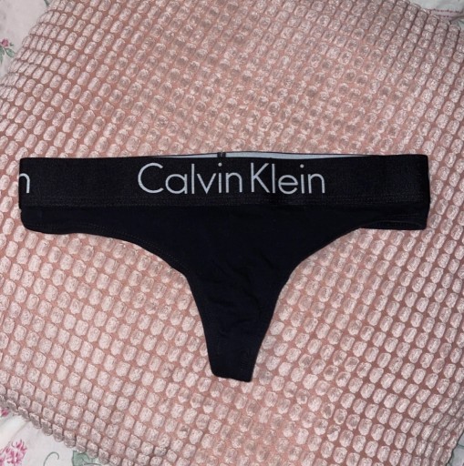 Zdjęcie oferty: Majtki stringi Calvin Klein