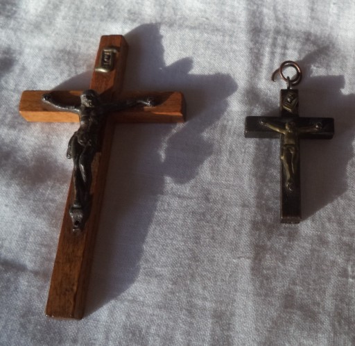 Zdjęcie oferty: Krzyżyki zawiesia drewniane z Chrystusem metalowym