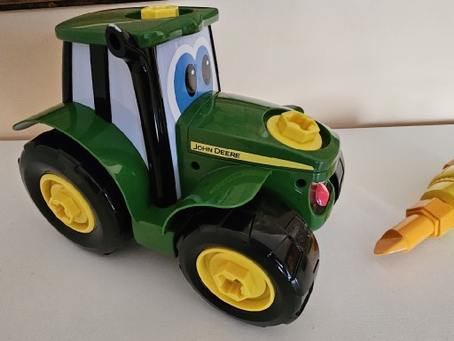 Zdjęcie oferty: Traktor Johnny zabawka Tomy John Deere