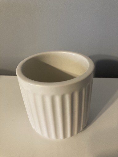 Zdjęcie oferty: Doniczka osłonka ceramiczna biała wys 7,5 szer 7
