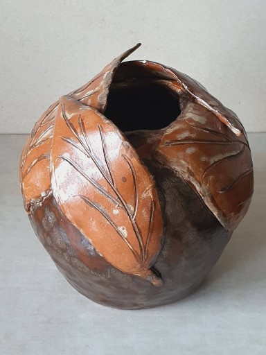 Zdjęcie oferty: Wyjątkowy, ceramiczny wazon, rzeźbiony liśćmi, masywny i ciężki