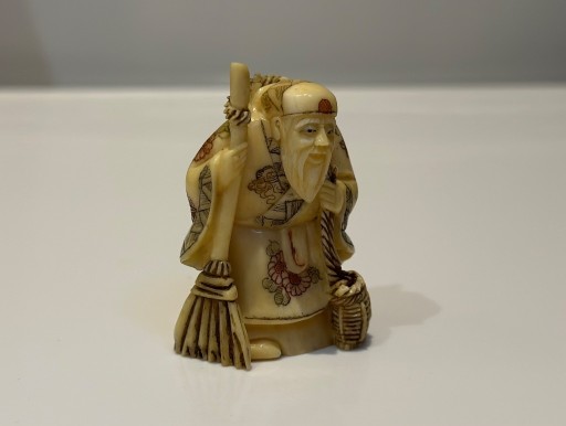 Zdjęcie oferty: Netsuke - Mędrzec z miotłą - Japonia XX w. 