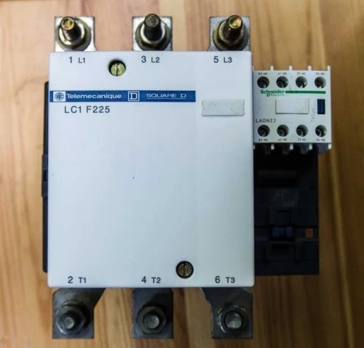 Zdjęcie oferty: Stycznik  Schneider/Telemecanique 225A LC1F225P7