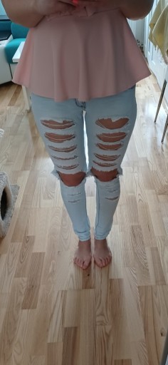 Zdjęcie oferty: Spodnie jeansowe z dziurami r 28