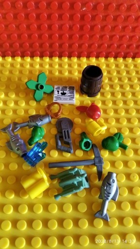 Zdjęcie oferty: klocki Lego luzem ryby beczka gazeta kryształ inne