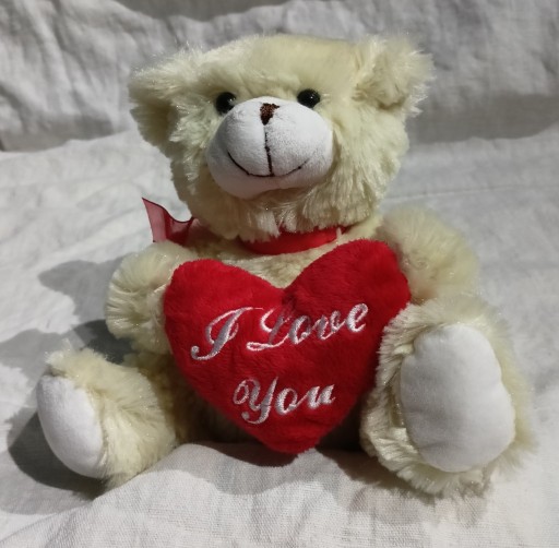 Zdjęcie oferty: Biały Miś z sercem prezent na Walentynki  18cm