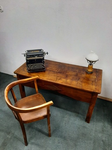 Zdjęcie oferty: Starodawne biurko/ stół  z litego drewna