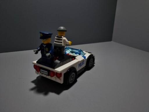 Zdjęcie oferty: Lego samochód policyjny +  2 figurki