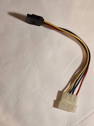 Zdjęcie oferty: Adapter Molex > SATA do zasilania dysku twardego