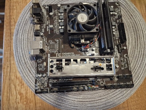 Zdjęcie oferty: Płyta główna Gigabyte ga-f2a78m amd athlon x4 8GB