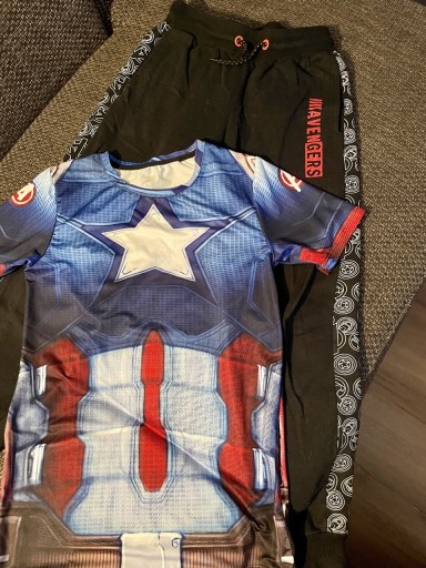 Zdjęcie oferty: Spodnie dresowe i koszulka Avengers rozm. 152