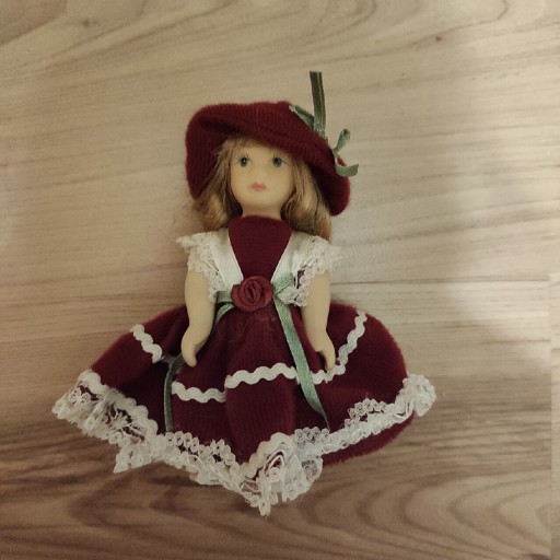 Zdjęcie oferty: Porcelanowa lalka w czerownej sukience