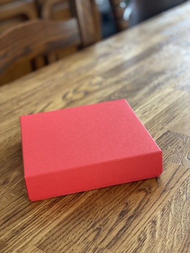 Zdjęcie oferty: Pudełko 15 x 15 x 3,5 cm na kartkę czerwone