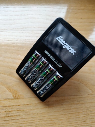 Zdjęcie oferty: Ładowarka Energizer + 4 akumulatorki AA 2000 mAh
