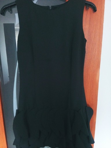 Zdjęcie oferty: Czarna sukienka S z pionowymi falbankami na dole