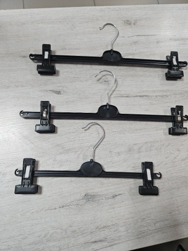 Zdjęcie oferty: Wieszaki spodniowe pakowane po 10 szt w bardzo dobrym stanie