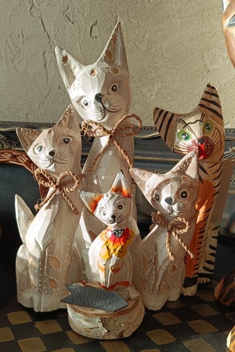 Zdjęcie oferty: Figurki kolekcjonerskie koty z drewna 