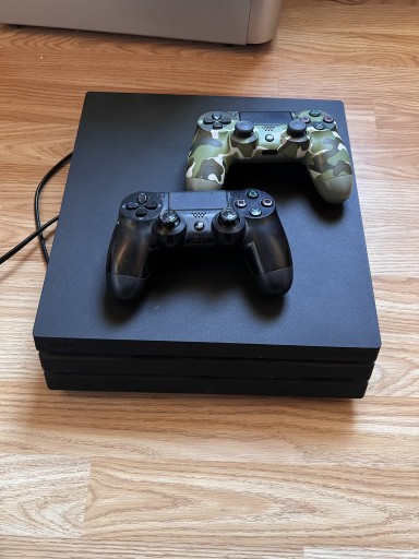 Zdjęcie oferty: PS4 Pro z okablowaniem + dwa pady 