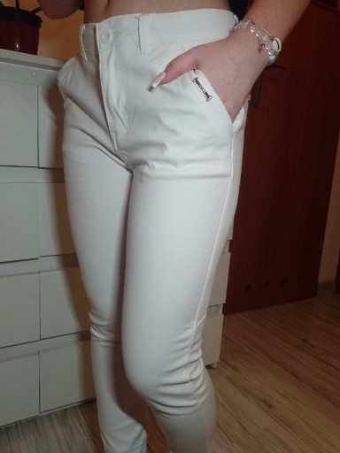 Zdjęcie oferty: Eleganckie białe spodnie 
