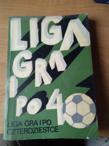 Zdjęcie oferty: Książka pt,, Liga gra i po czterdziestce"1977 rok 