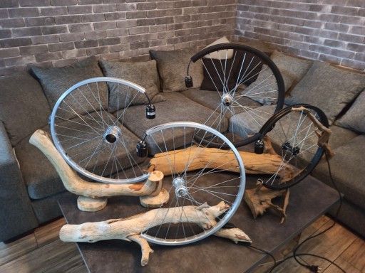 Zdjęcie oferty: Lampa drewniana z kołem rowerowym