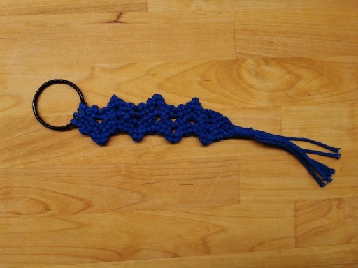 Zdjęcie oferty: Brelok ze sznurków, makrama niebieski